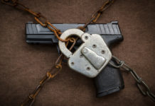 Firearms united contro la legge sul controllo armi Firearms United su controllo armi: pistola con lucchetto