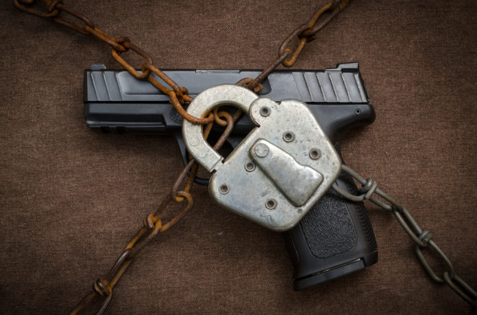 firearms-united-su-proposta-di-legge-controllo-armi Firearms United su controllo armi: pistola con lucchetto