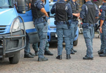 Negato agli agenti porto d’armi per difesa personale Negato agli agenti porto d'armi per difesa personale