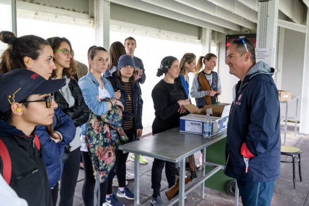 Giovanni Pellielo con gli studenti
