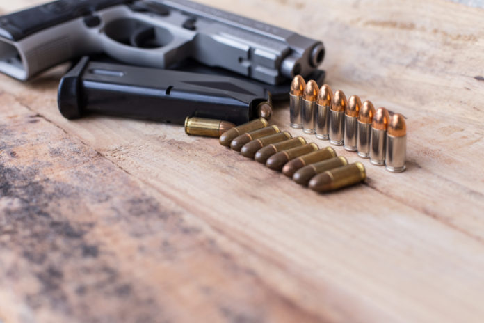 Prova la pistola nei campi, colpisce i vetri di una ditta di vernici