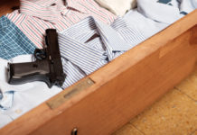 Si separa dalla moglie ma dimentica la pistola nella vecchia casa Si separa dalla moglie ma dimentica la pistola nella vecchia casa