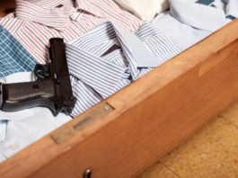Si separa dalla moglie ma dimentica la pistola nella vecchia casa Si separa dalla moglie ma dimentica la pistola nella vecchia casa