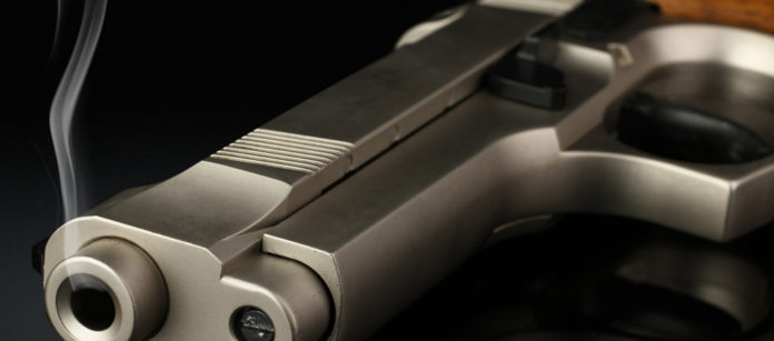 Cassazione La Prima sezione penale della Cassazione si rimette alle Sezioni unite per sapere se il porto di arma clandestina specifichi il porto illegale di arma comune.