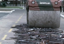 Migliaia di armi sotto uno schiacciasassi Armi distrutte Brasile