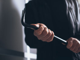 Furto nella notte, sottratte due pistole della polizia municipale Furto nella caserma della polizia municipale di Vallecrosia: quattro persone hanno sottratto due pistole con relativi caricatori-