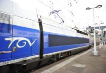 “Parla da solo di armi” e fermano il treno: era un attore