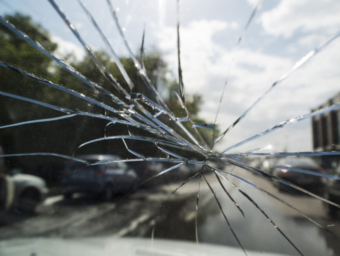 Lui la aggredisce, lei fugge e lo uccide con l’auto