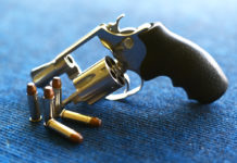 Si ferisce mentre pulisce la pistola divieto di detenzione di armi per incuria