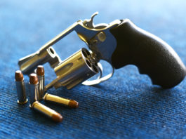Si ferisce mentre pulisce la pistola divieto di detenzione di armi per incuria