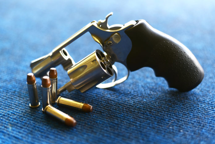 Si ferisce mentre pulisce la pistola divieto di detenzione di armi per incuria