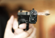 Spara in aria per provare la pistola, ora rischia il porto d’armi