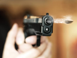 Spara in aria per provare la pistola, ora rischia il porto d’armi