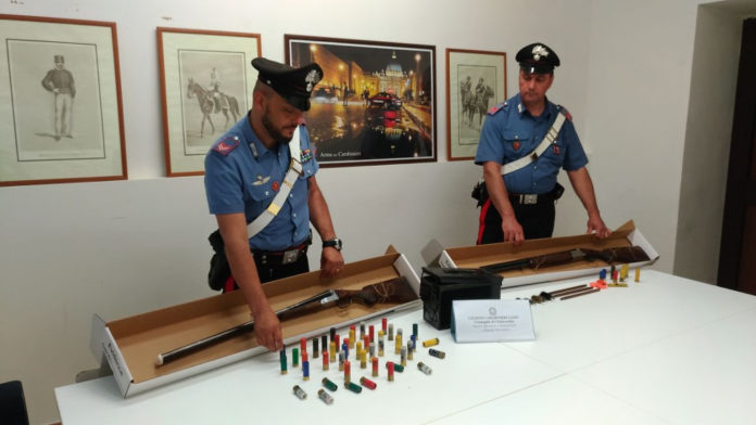 Spari in una fabbrica abbandonata rodaggio di armi clandestine