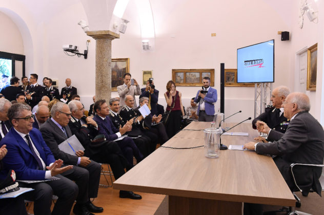 "Storie in divisa" &egrave; la docu-serie di Roberto Burchielli in onda dal 20 giugno su Canale 5: nei sei episodi sono filmati i carabinieri del Comando di Rho.