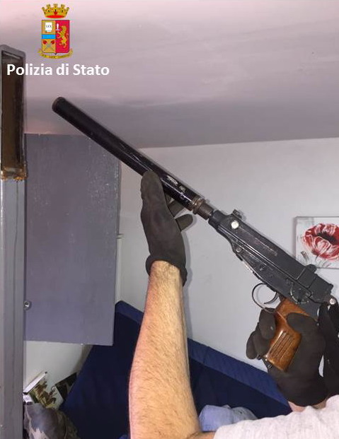 Armi da guerra in un appezzamento di terreno, un arresto