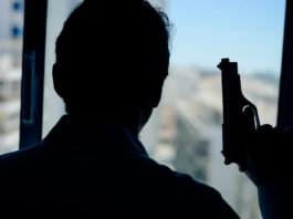 Ragazzi schiamazzano, lui spara tre volte
