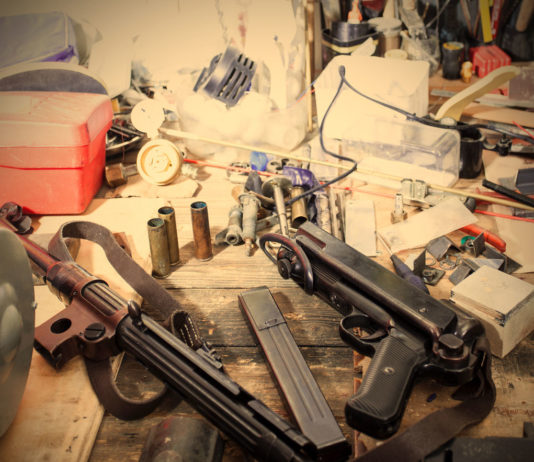 Costruiva armi nel garage “per hobby”