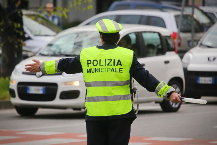 C'è chi investe nella sicurezza e nelle armi delle forze dell'ordine anche in Italia