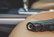 Si siede sulla pistola carica: ferito ai genitali Ferito ai genitali
