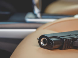 Si siede sulla pistola carica: ferito ai genitali Ferito ai genitali