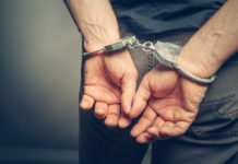 Nasconde nel comodino una scacciacani modificata: un arresto