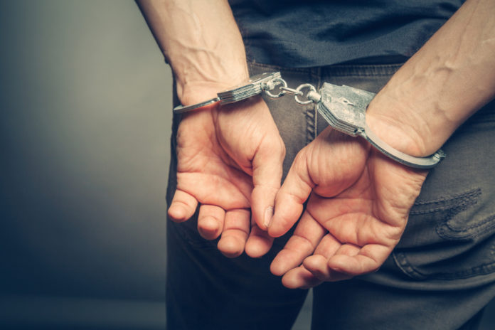 Nasconde nel comodino una scacciacani modificata un arresto
