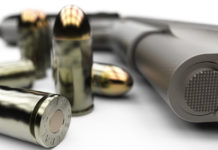 Prende la pistola del padre per mostrarla a un amico: due denunce
