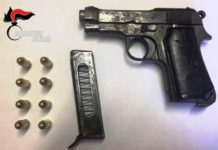 Vede i carabinieri, nasconde pistola sotto auto in sosta
