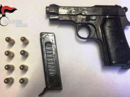 Vede i carabinieri, nasconde pistola sotto auto in sosta