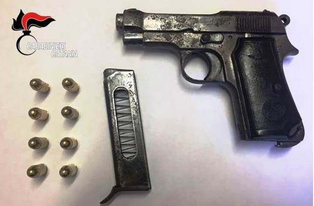 Vede i carabinieri, nasconde pistola sotto auto in sosta