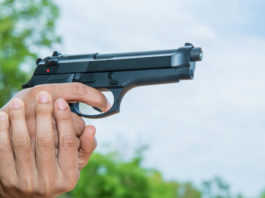 Cerca di riscuotere un credito di 150.000 euro impugnando la pistola da tiro