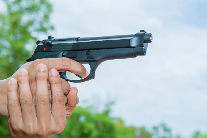 Cerca di riscuotere un credito di 150.000 impugnando la pistola da tiro