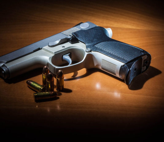 Difende una donna con pistola non denunciata, guai per un commerciante livornese