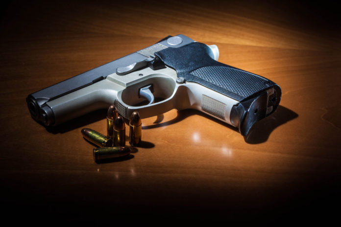 Difende una donna con pistola non denunciata, guai per un commerciante livornese