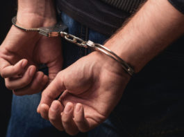 Litiga per strada, fa insospettire i carabinieri: nascondeva doppietta con le canne segate