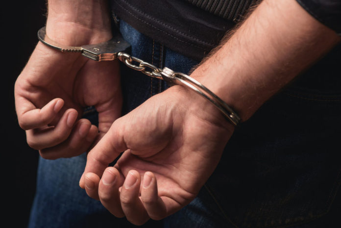 Litiga per strada, fa insospettire i carabinieri nascondeva doppietta con canne segate