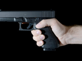 Rumore sotto le finestre, scende per strada con la pistola in pugno