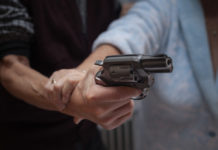 Sottrae pistola a vigile e spara per strada Sparatoria in via Marconi a Firenze: un sudanese di diciotto anni ha sottratto l'arma di servizio a un agente della polizia municipale e ha fatto fuoco.