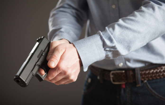 Acquista arma ad aria compressa in Francia, denunciato per porto abusivo