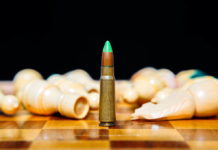Aggredito in un bar, si toglie proiettile dai denti e impugna la pistola