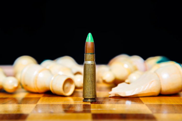 Aggredito in un bar, si toglie proiettile dai denti e impugna la pistola