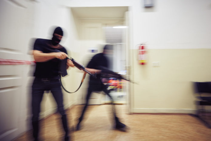Esercitazione antiterrorismo insieme polizia e carabinieri Esercitazione antiterrorismo insieme polizia e carabinieri