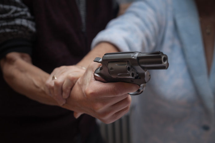 Morde agente e cerca di sottrargli l’arma di ordinanza