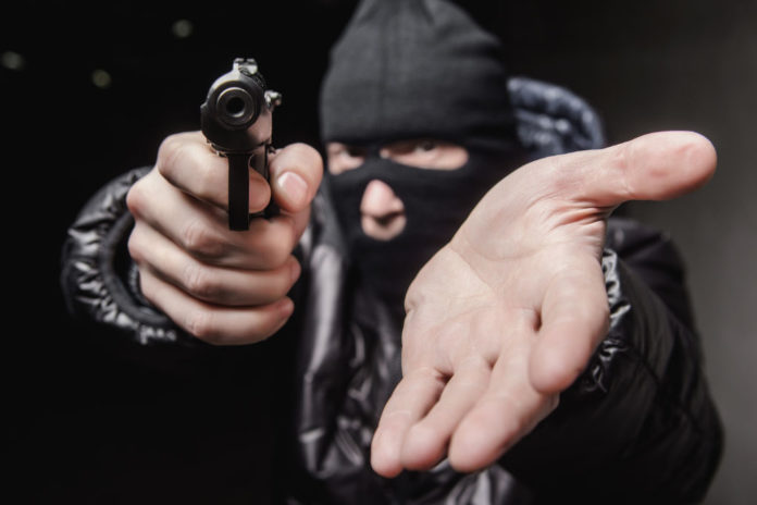 Rapina in armeria, rubate armi e munizioni