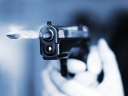 Spari sull’asfalto per una questione di precedenze