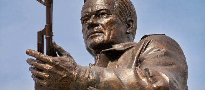 Statua a Kalashnikov
