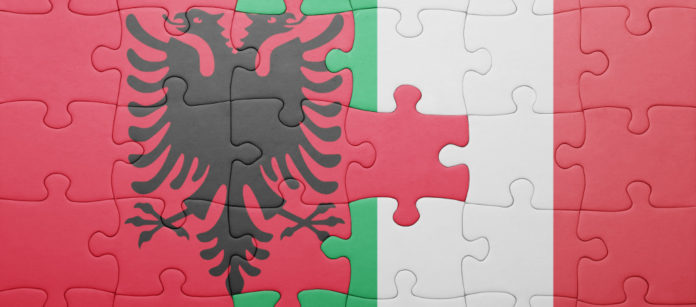 Il governo italiano ha intenzione di cedere gratuitamente all’Albania 5.000 fucili d'assalto Beretta AR 70/90: iniziato l'iter in Commissione.