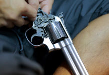 Si ferisce mentre pulisce pistola clandestina e denuncia rapina