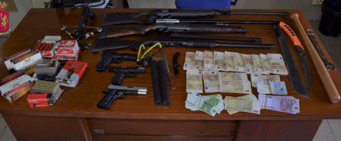 Denuncia acquisto di due armi, la polizia scopre che in camera ha 130 kg di esplosivo